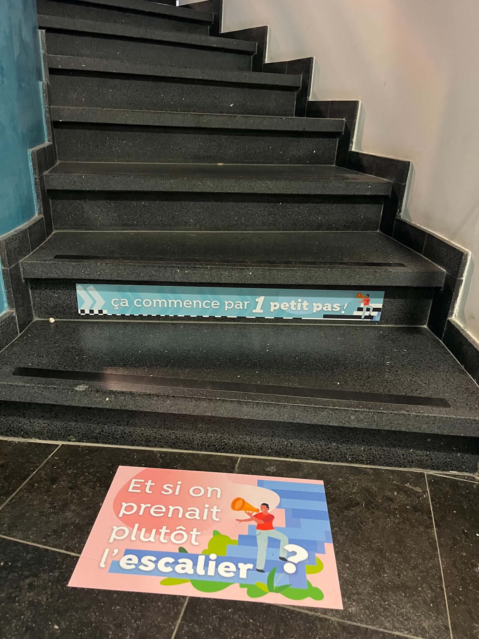 escalier avec une affiche incitant à le prendre
