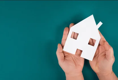maison dans des mains