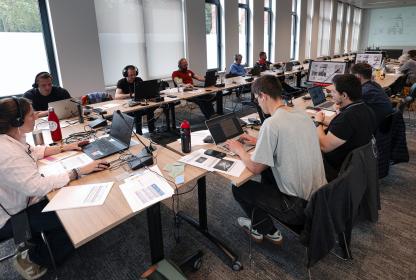 salle de réunion avec présence d'une dizaine de personnes
