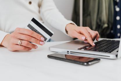 personne effectuant un paiement en ligne