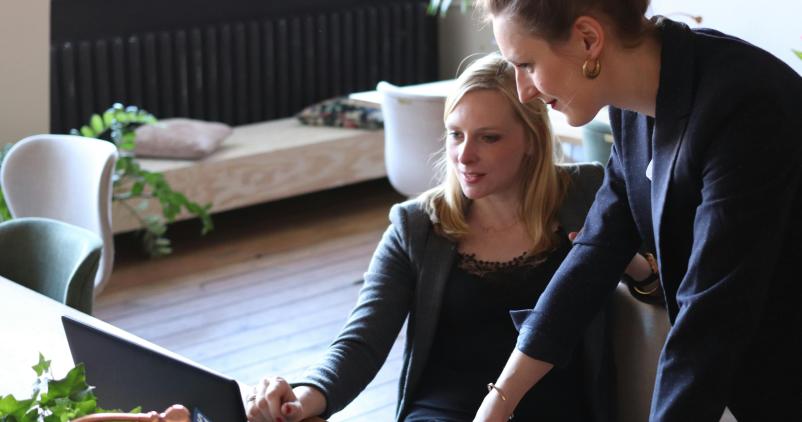personnes qui travaillent dans un bureau