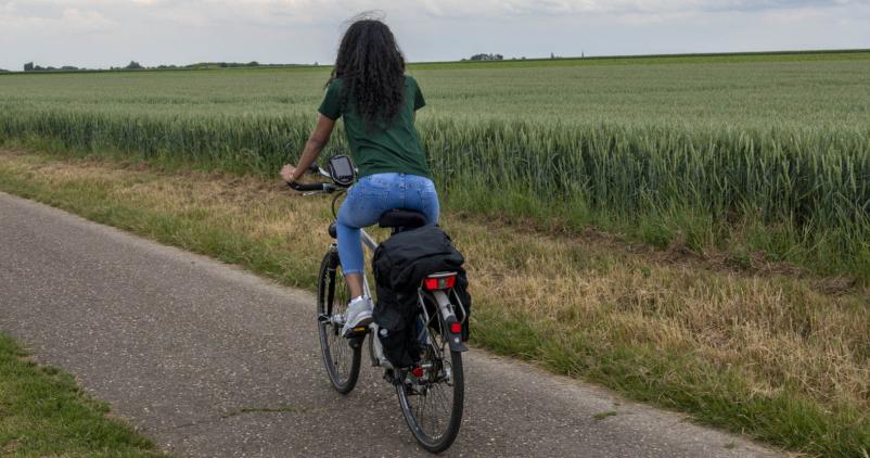 jeune fille à vélo sur un RAVeL