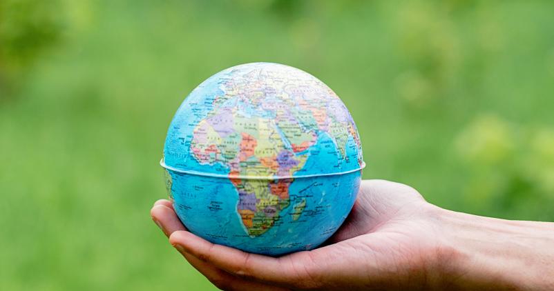 globe terrestre dans une main