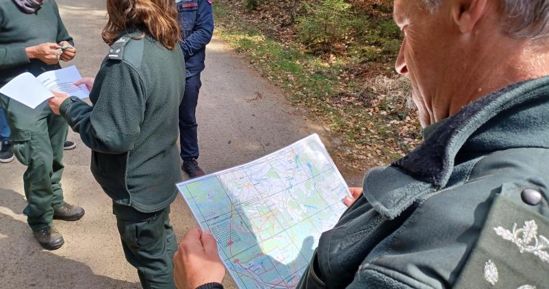 agents du DNF lisant une carte