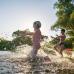 jeune fille et jeune garçon se baignant dans une rivière