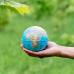 globe terrestre dans une main