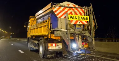 camion d'épandage déversant du sel 