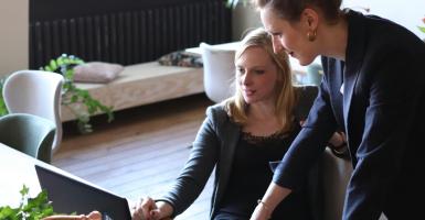 personnes qui travaillent dans un bureau 
