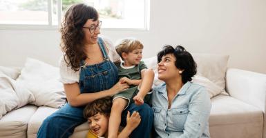 couple de femmes avec deux enfants dans un salon
