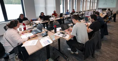 salle de réunion avec présence d'une dizaine de personnes