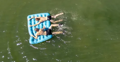 enfants jouant dans l'eau au lac de la Plate-Taille
