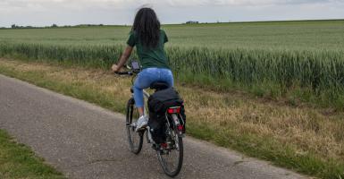 jeune fille à vélo sur un RAVeL