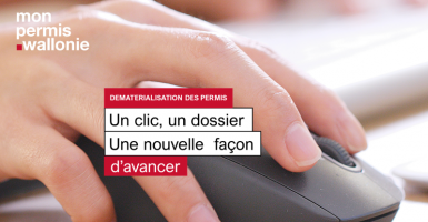 main sur une souris d'ordinateur avec texte "dématérialisation des permis : un clic, un dossier, une nouvelle façon d'avancer"
