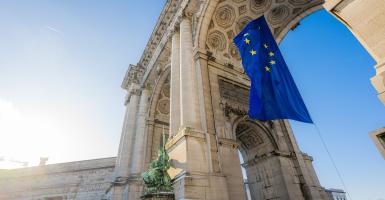 drapeau européen devant le cinquantenaire