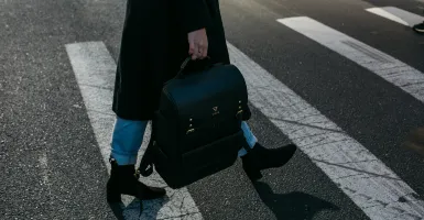 traverser une rue sur un passage pour piétons