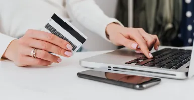 personne effectuant un paiement en ligne