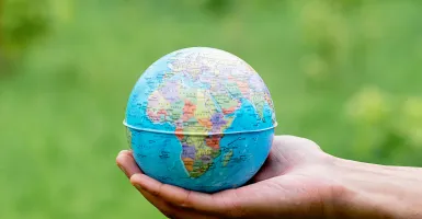 globe terrestre dans une main