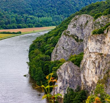 rochers surplombant une rivière
