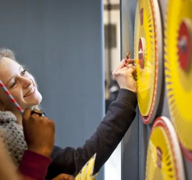jeune fille devant une animation dans une exposition