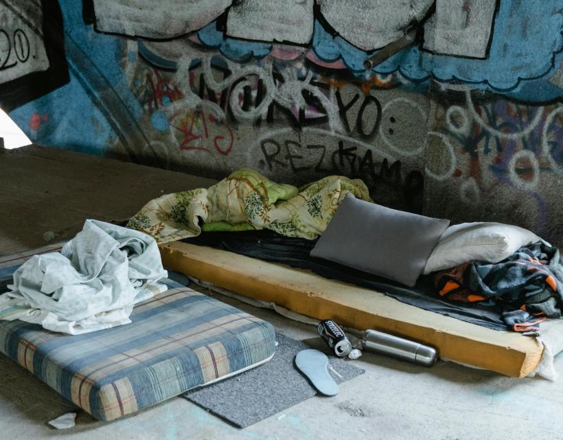 sac de couchage de personne dormant en rue