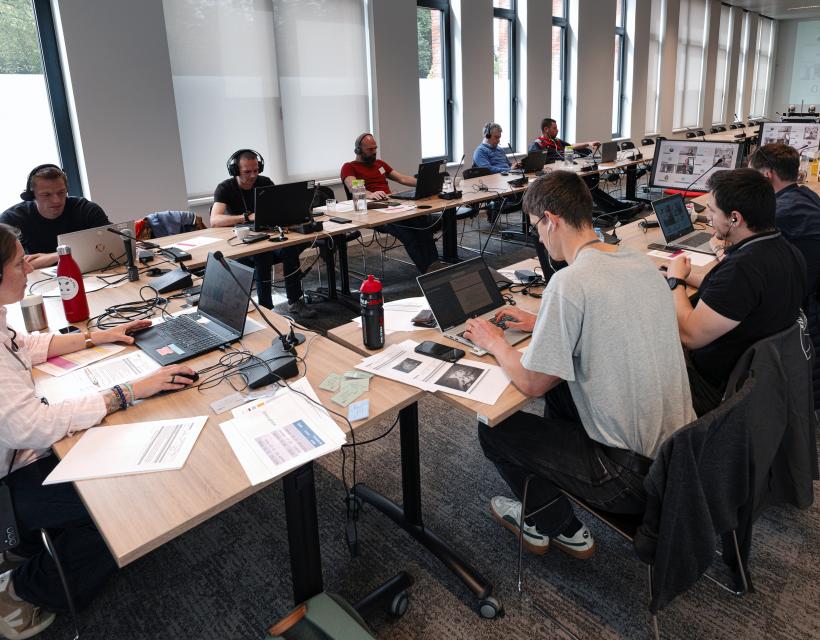 Groupe de personnes travaillant sur un exercice de crise