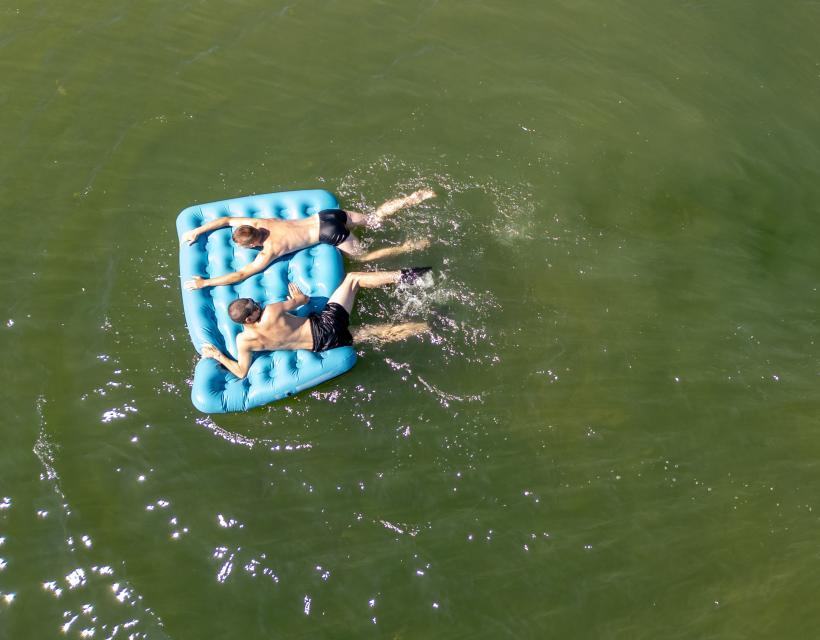 enfants jouant dans l'eau