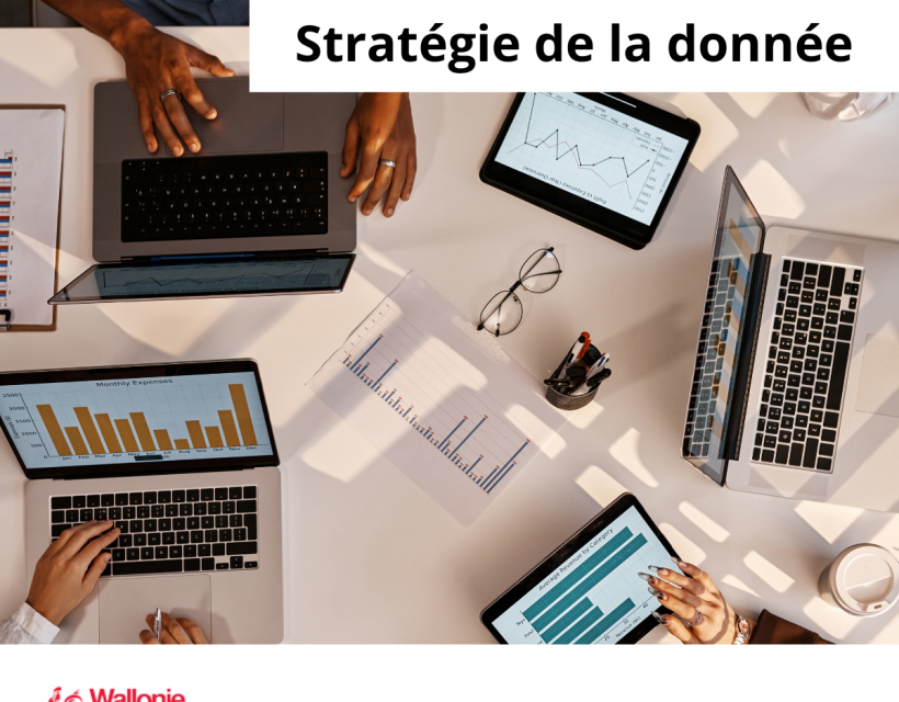 Groupe de personnes travaillant sur un PC