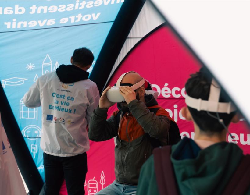 Personnes regardant une vidéo en VR