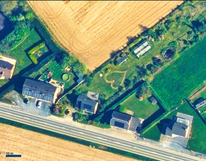vue aérienne d'un paysage avec un coeur dessiné dans un jardin